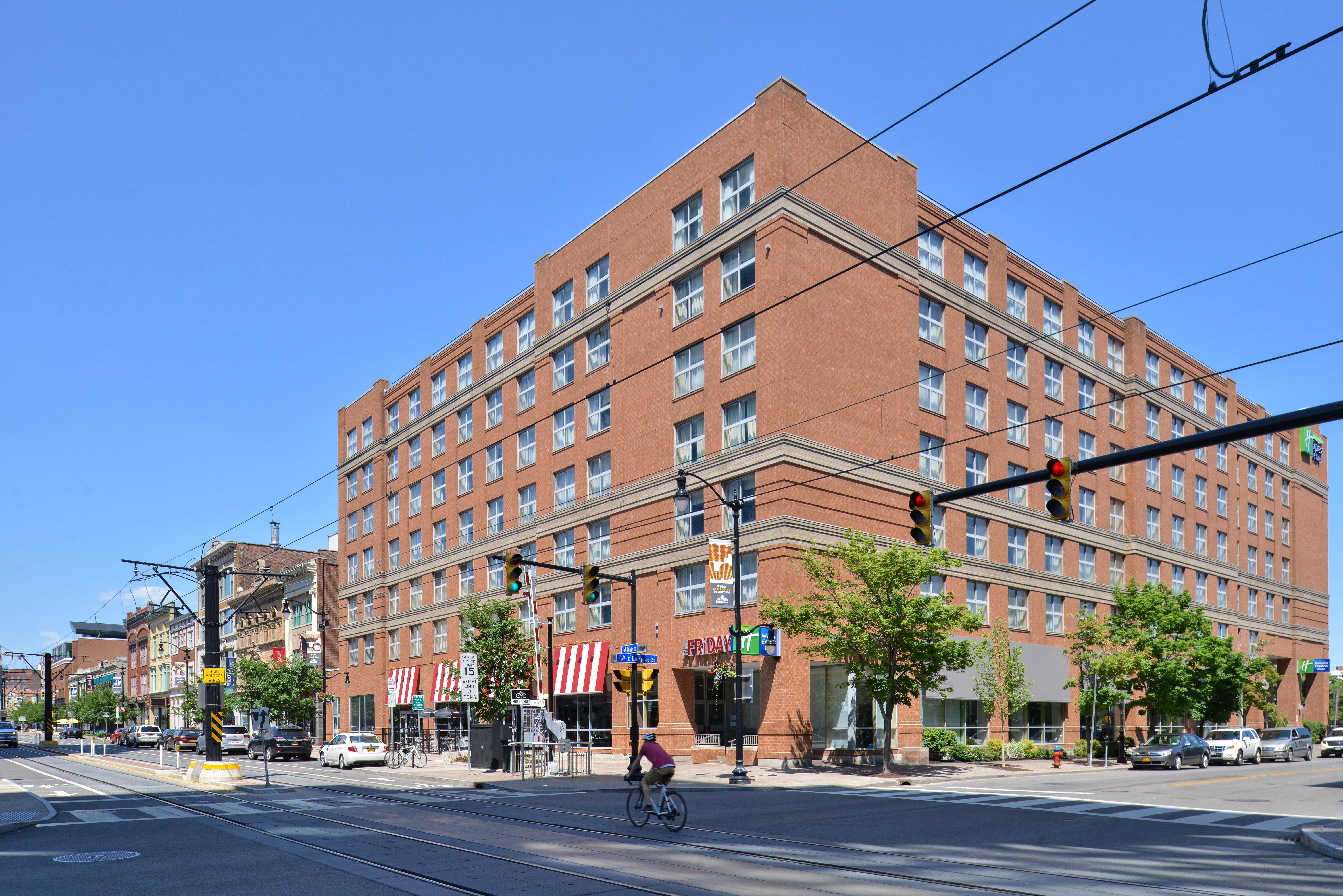 Holiday Inn Express & Suites Buffalo Downtown By Ihg Екстериор снимка